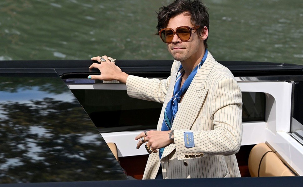 epa10161027 British singer Harry Styles arrives at the Lido Beach for the Venice International Film Festival, in Venice, Italy, 05 September 2022. The 79th edition of the Venice Film Festival runs from 31 August to 10 September 2022.  EPA/ETTORE FERRARI