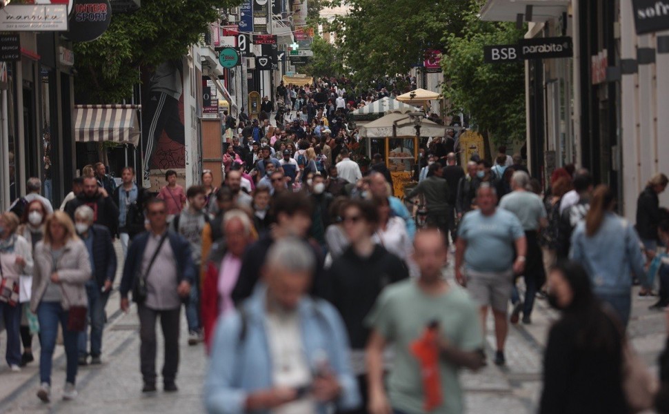 Ξεκίνησαν οι ενδιάμεσες εκπτώσεις στα εμπορικά καταστήματα. στιγμιότυπα από την οδό Ερμού, Τετάρτη 4 Μαϊου 2022  (ΒΑΣΙΛΗΣ ΡΕΜΠΑΠΗΣ/EUROKINISSI)