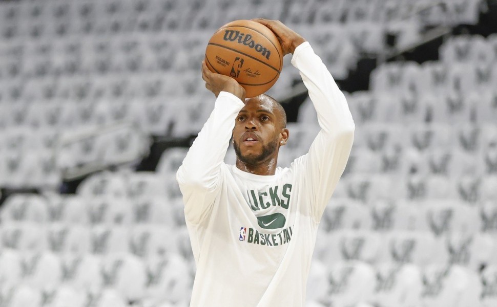 epa09899844 Milwaukee Bucks forward Khris Middleton  warms up before game two of round one of the NBA playoff game between the Chicago Bulls and the Milwaukee Bucks at Fiserv Forum in Milwaukee, Wisconsin, USA, 20 April 2022.  EPA/KAMIL KRZACZYNSKI  SHUTT