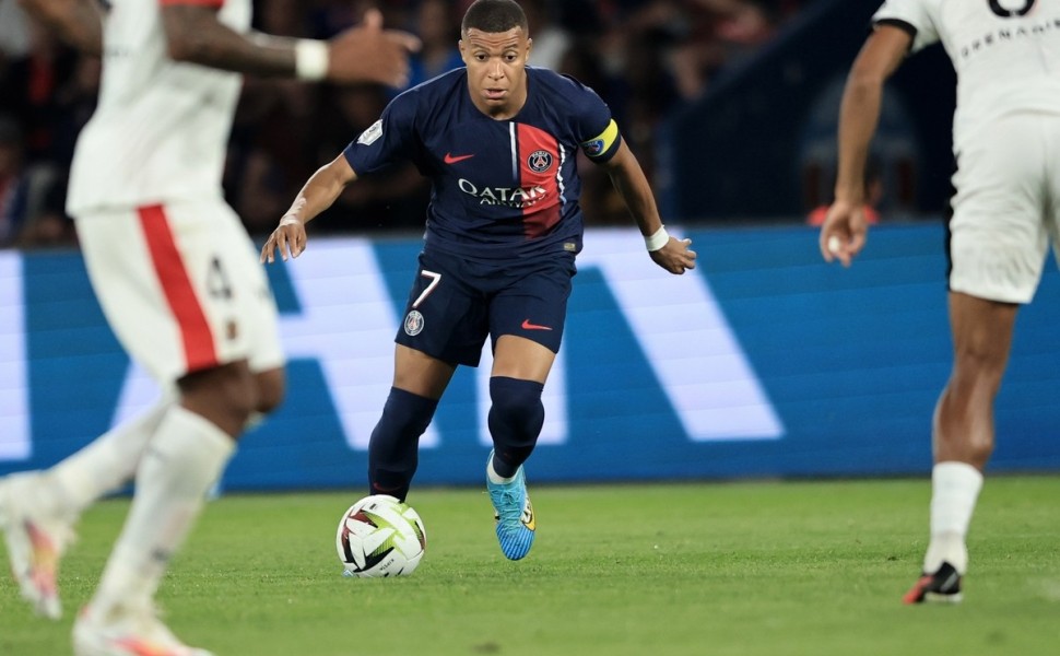 epa10863301 Paris Saint Germain's Kylian Mbappe (C) in action during the French Ligue 1 soccer match between Paris Saint-Germain and OGC Nice in Paris, France, 15 September 2023.  EPA/CHRISTOPHE PETIT TESSON