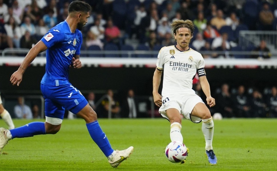 epa10836060 Getafe's defender Omar Alderete (L) in action against Real Madrid's midfielder Luka Modric (R) during the Spanish LaLiga soccer match between Real Madrid and Getafe CF, in Madrid, Spain, 02 September 2023.  EPA/Borja Sanchez-Trillo