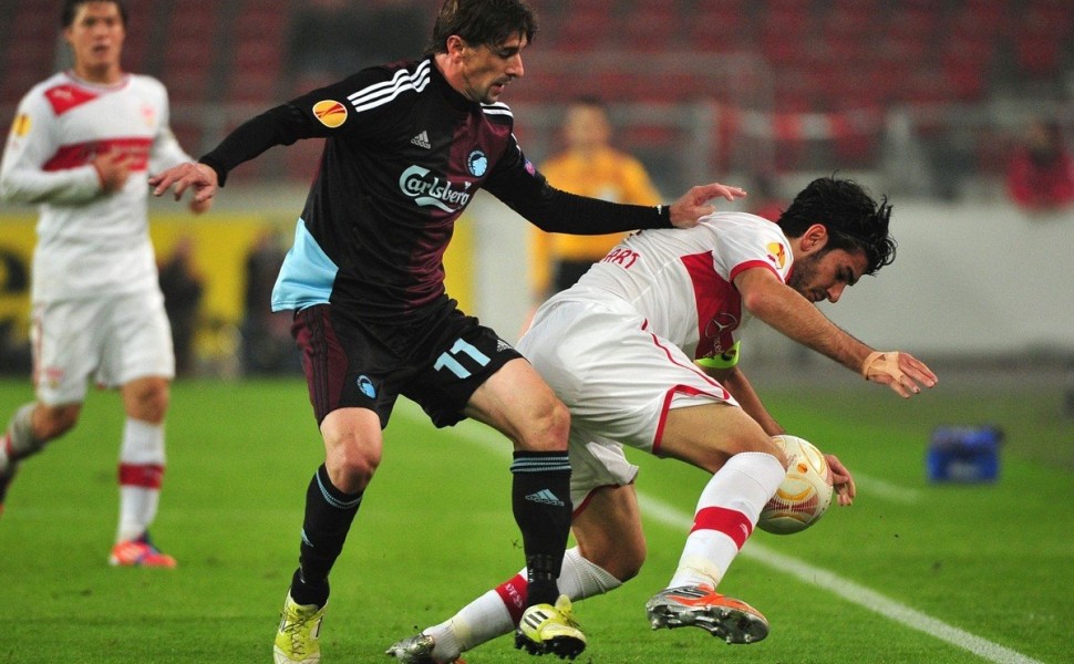 epa03446857 Copenhagen's Cesar Santin (L) fights for the ball with Stuttgart's Serdar Tasci (R) during the UEFA Europa League Group E soccer match between VfB Stuttgart and FC Copenhagen at VfB Arena in Stuttgart, Germany, 25 October 2012.  EPA/JAN-PHILIP