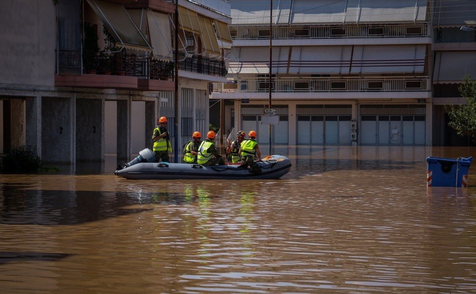 Έχουν περάσει πέντε ημέρες από το καταστροφικό κύμα κακοκαιρίας Daniel που στην κυριολεξία "έπνιξε" τον Θεσσαλικό κάμπο. Στην Λάρισα από την υπερχείλιση του Πηνειού πολλές περιοχές περιμετρικά της πόλης έχουν πλημμυρίσει και οι κάτοικοι παρακολουθούν με α