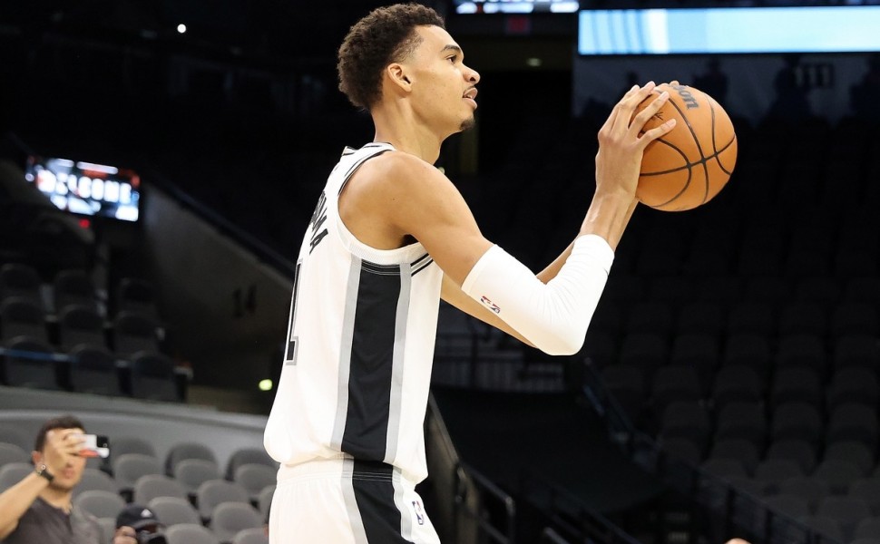 epa10709998 San Antonio Spurs first round pick Victor Wembanyama of France gives fans a first look dressed in a Spurs uniform  during a shoot around at the press conference at the AT&amp;T Center in San Antonio, Texas, USA, 24 June 2023. The Spurs had the