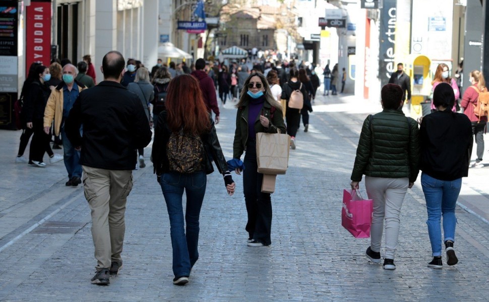 Κόσμος ψωνίζει  και κοιτάζει βιτρίνες σε καταστήματα της οδού Ερμού , Σάββατο 10 Απριλίου 2021. Πρώτο Σάββατο όπου έχει ανοίξει το λιανεμπόριο με αυστηρά μέτρα,  με αγορές εντός του καταστήματος και self tests για όλους τους εργαζόμενους, ενώ οι καταναλωτ