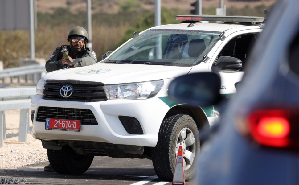 epa10904736 A member of Israeli police stands guard on a roadblock near in Ashkelon following rocket launches from Gaza, 07 October 2023. Rocket barrages were launched from the Gaza Strip early Saturday in a surprise attack claimed by the Islamist movemen