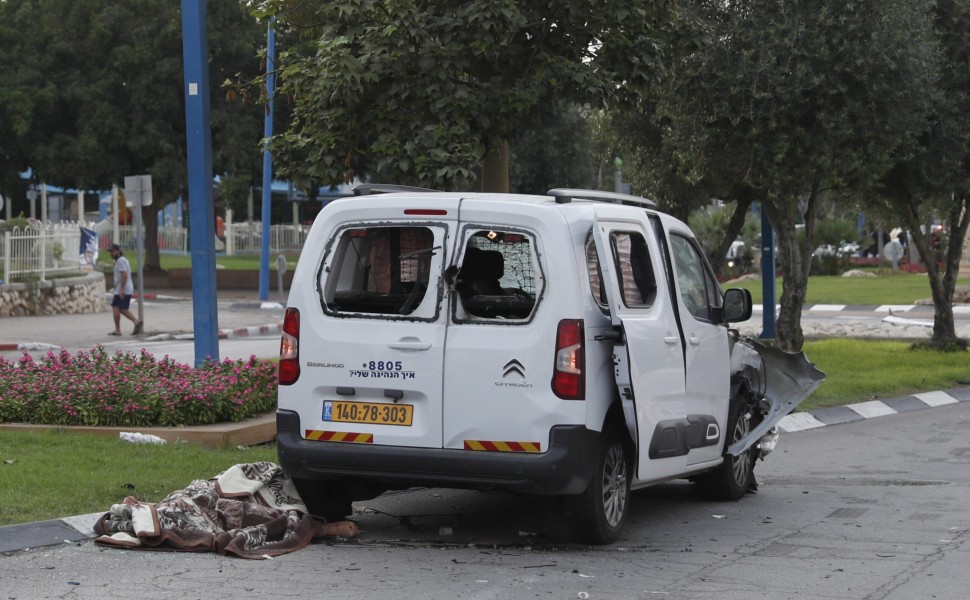 epa10906098 The body of an Israeli man killed in the city of Sderot, 07 October 2023, after rocket barrages were launched from the Gaza Strip early Saturday in a surprise attack claimed by the Islamist movement Hamas. Israeli State reports that at least 2