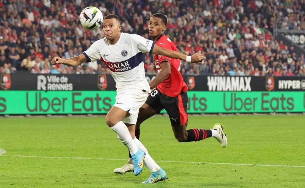 epa10908453 Paris Saint Germain's Kylian Mbappe (L) and Rennes's Warmed Omari (R) in action during the French Ligue 1 soccer match between Stade Rennais and PSG at the Roazhon Park stadium in Rennes, France, 08 October 2023.  EPA/TERESA SUAREZ