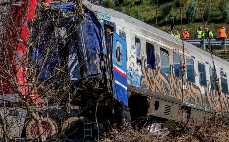 αγνοούμενους στα συντρίμμια των δύο αμαξοστοιχιών που συγκρούστηκαν στα Τέμπη. Παρασκευή 3 Μαρτίου 2023 (ΛΕΩΝΙΔΑΣ ΤΖΕΚΑΣ/EUROKINISSI)