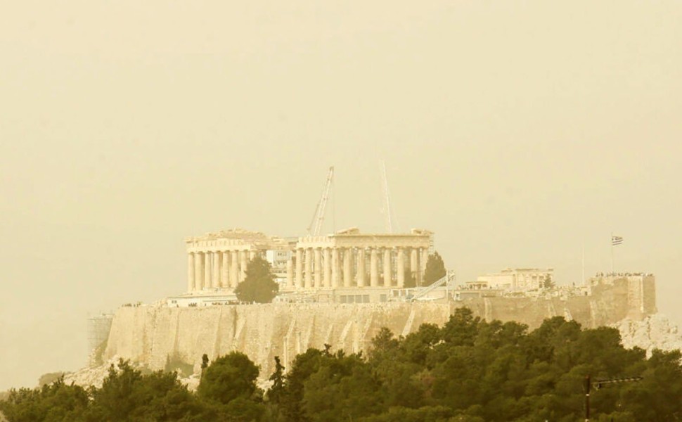 Σκόνη απο την Αφρική λόγω των ισχυρών Νότιων ανέμων,σκέπασε σήμερα τον ουρανό της Αττικής , Παρασκευή 6 Μαρτίου 2009 (EUROKINISI/ΤΑΤΙΑΝΑ ΜΠΟΛΑΡΗ)