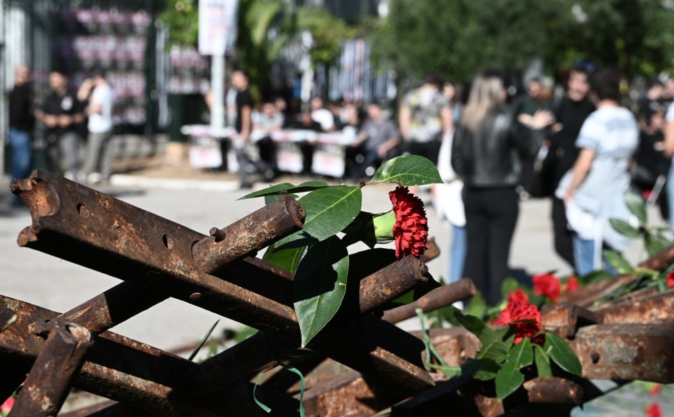 Ξεκίνησαν οι τριήμεροι εορτασμοί για την 50η επέτειο του Πολυτεχνείου με το ιστορικό κτήριο της οδού Πατησίων να έχει ανοίξει τις πύλες του προκειμένου να δεχτεί όσους θέλουν να καταθέσουν στο μνημείο λουλούδια και στεφάνια, Τετάρτη 15 Νοεμβρίου 2023. (ΤΑ