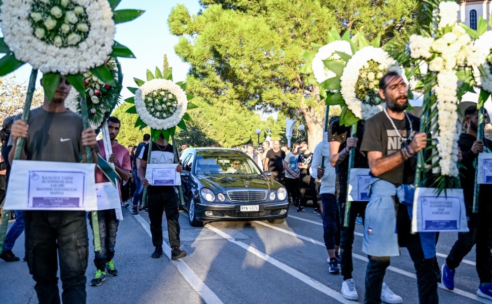 Εικόνα από την κηδεία του 17χρονου που σκοτώθηκε από όπλο αστυνομικού στη Βοιωτία (φωτογραφία Eurokinissi)