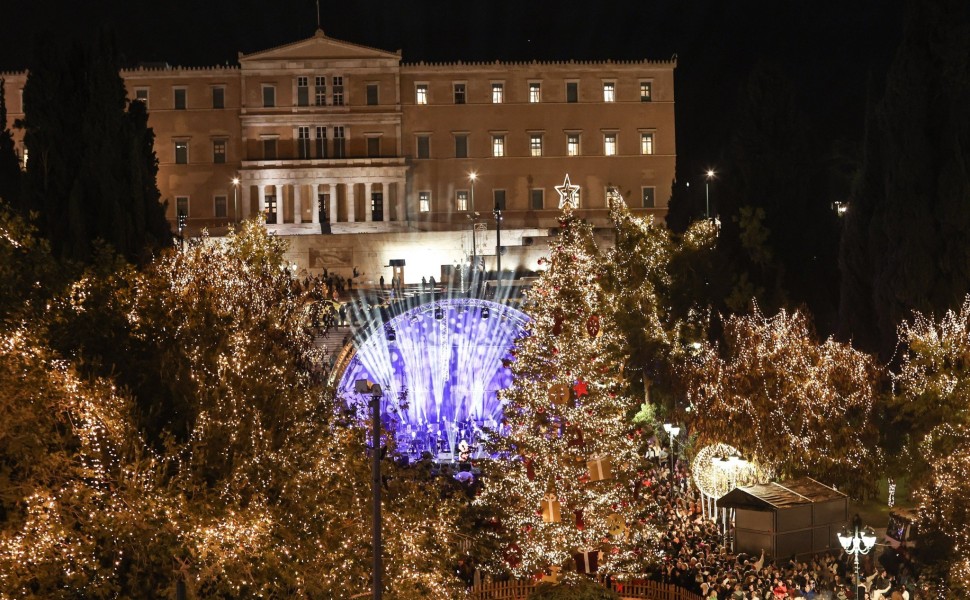 Εικόνα από το «λαμπερό» Σύνταγμα με το άναμμα του Χριστουγεννιάτικου δέντρου (φωτο: Intime)