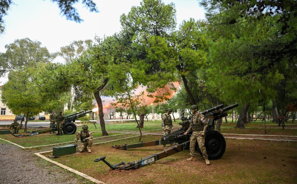 Εικόνα από τις βολές του Πυροβολικού στον εορτασμό της Αγίας Βαρβάρας (φωτο: ΓΕΕΘΑ)