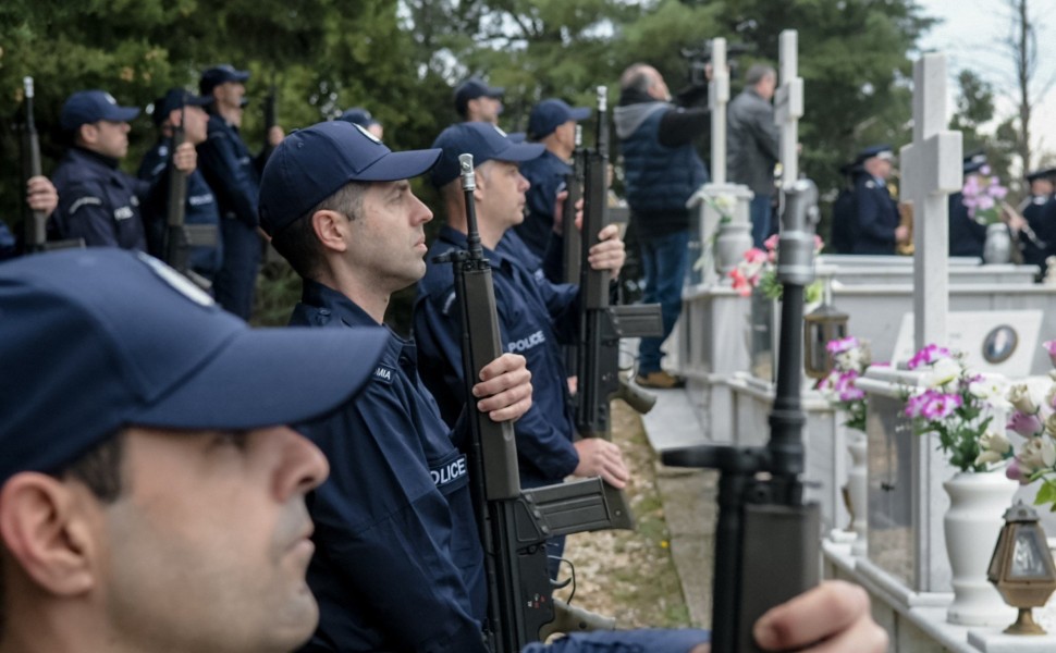 Στιγμιότυπο από τη κηδεία του 29χρονου αστυνομικού / Φωτ.: Eurokinissi