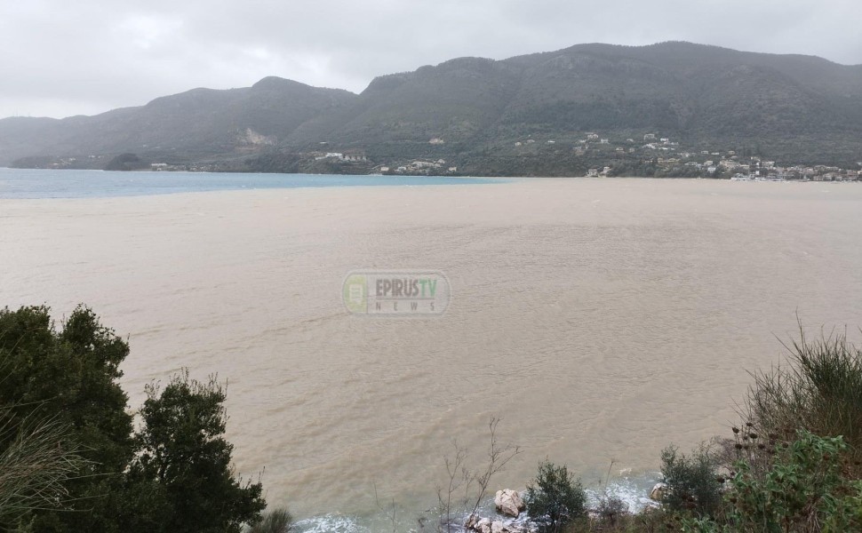 Άλλαξε χρώμα η θάλασσα στην Πλαταριά Θεσπρωτίας/epirustv