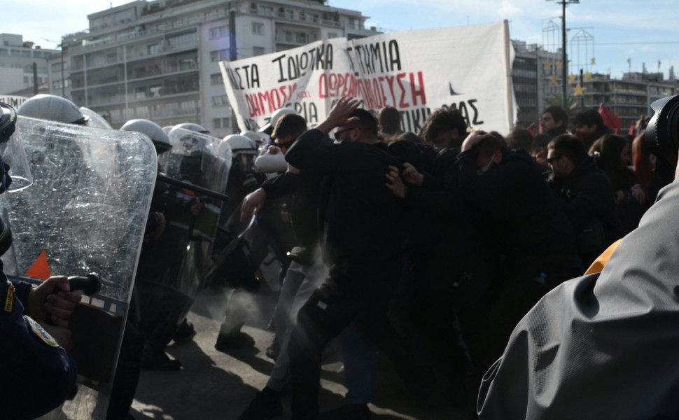 Χημικά στο πανεκπαιδευτικό συλλαλητήριο στη Βουλή/φωτό eurokinissi