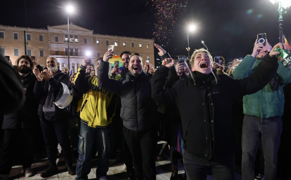 Πάρτι έξω από τη Βουλή για την ψήφιση του νομοσχεδίου για τα ομόφυλα ζευγάρια