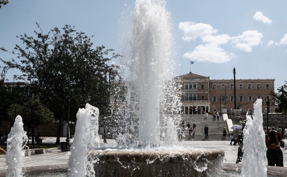 Στιγμιότυπο από το κέντρο της Αθήνας, Δευτέρα 10 Ιουλίου 2023. Σταδιακή άνοδο παρουσιάζει η θερμοκρασία τις τελευταίες ημέρες. Οι μετεωρολόγοι προειδοποιούν για πολυήμερο κύμα καύσωνα. Μάλιστα, η Εθνική Μετεωρολογική Υπηρεσία εξέδωσε έκτακτο δελτίο, με το