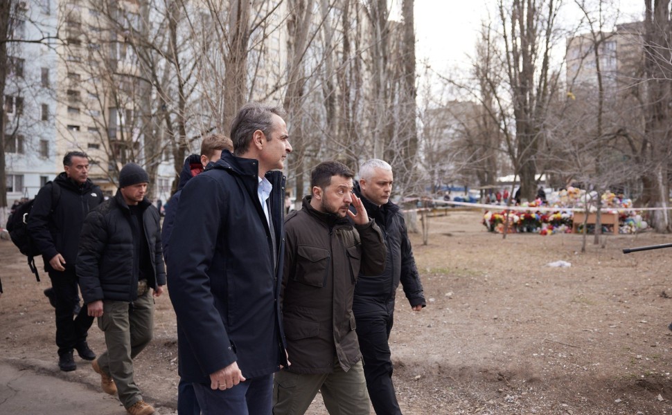 Μητσοτάκης και Ζελένσκι περιηγούνται στα βομβαρδισμένη κτίρια της Οδησσού (φωτο: Eurokinissi)