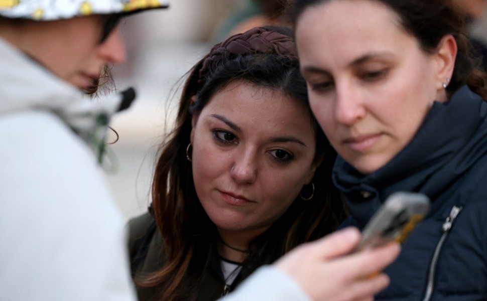 Κόσμος συγκεντρώνεται γύρω από το Μπάκιγχαμ / Reuters