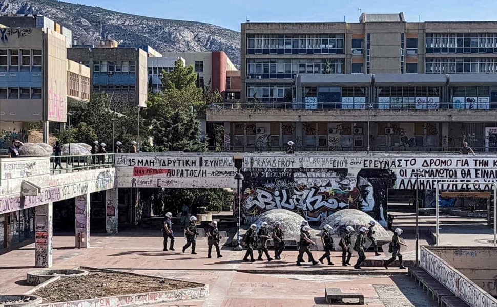 Εικόνα από την αστυνομική επιχείρηση στην Πολυτεχνειούπολη (φωτο: Eurokinissi)