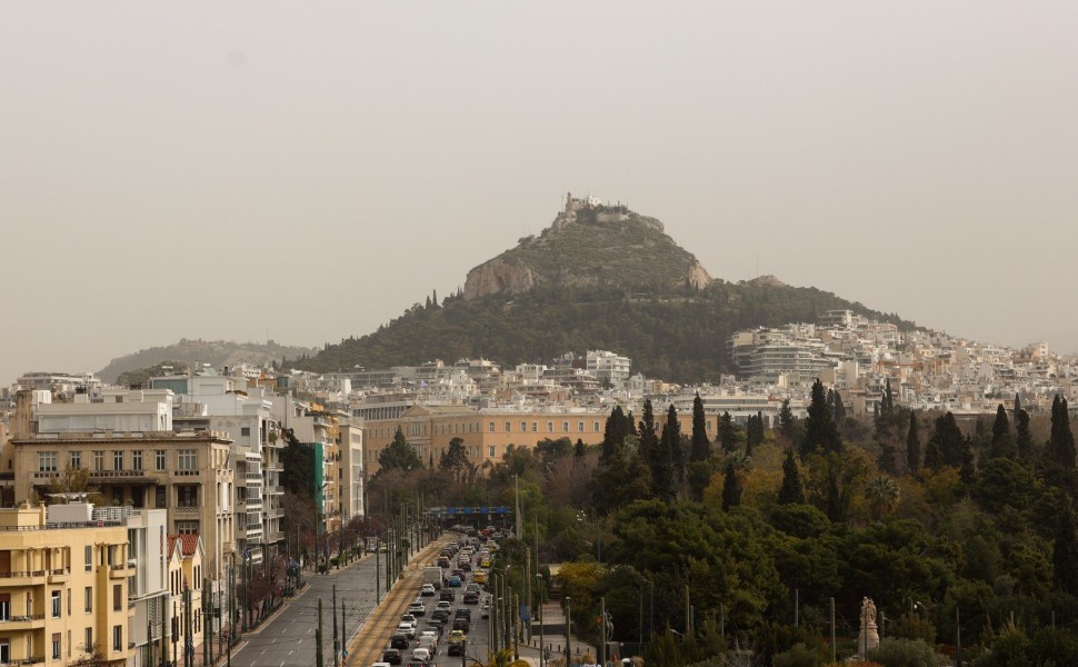 ο Λυκαβηττός καλύπτεται από αφρικανική σκόνη / Eurokinissi