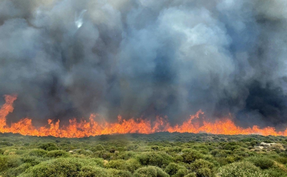 Φωτιά καίει σε δασική έκταση στην τοποθεσία «Αγία Μαρίνα» στην Άνδρο, Σάββατο 26 Αυγούστου 2023. Στην περιοχή επιχειρούν 21 πυροσβέστες με 7 οχήματα συμπεριλαμβανομένων 8 πυροσβεστών με 2 οχήματα που μετέβησαν ακτοπλοϊκώς από Τήνο και Σύρο, κι από αέρος σ