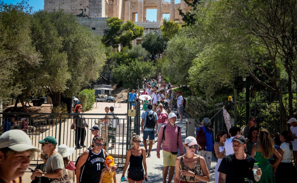 Τουρίστες στην Ακρόπολη κάτω από τον καυτό ήλιο/Eurokinissi