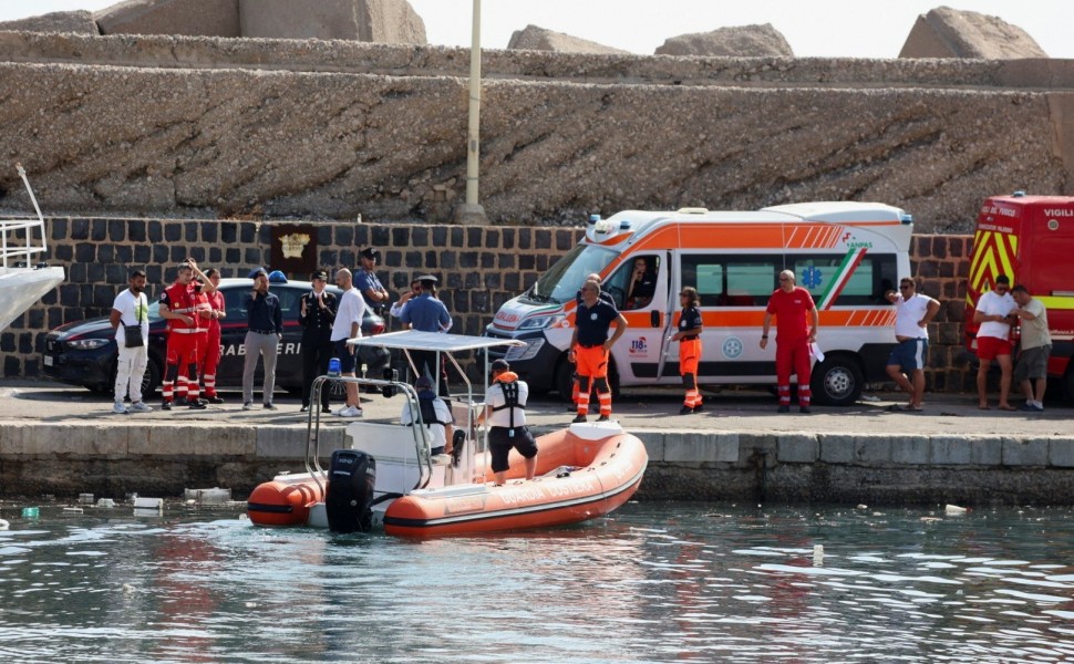 Σωστικές λέμβοι σπεύδουν να περισυλλέξουν τους ναυαγούς από το ιστιοφόρο Bayesian, που βυθίστηκε ανοιχτά της Σικελίας / Reuters