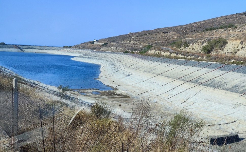 Σημαντική η πτώση της στάθμης του νερού λόγω της λειψυδρίας στη λιμνοδεξαμενή Εγγαρών στη Νάξο / flash.gr