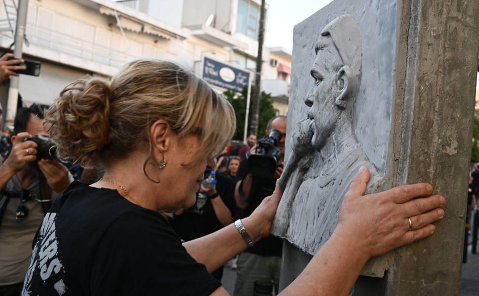 Η Μάγδα Φύσσα στο μνημείο του Παύλου Φύσσα / Φωτ.: Eurokinissi