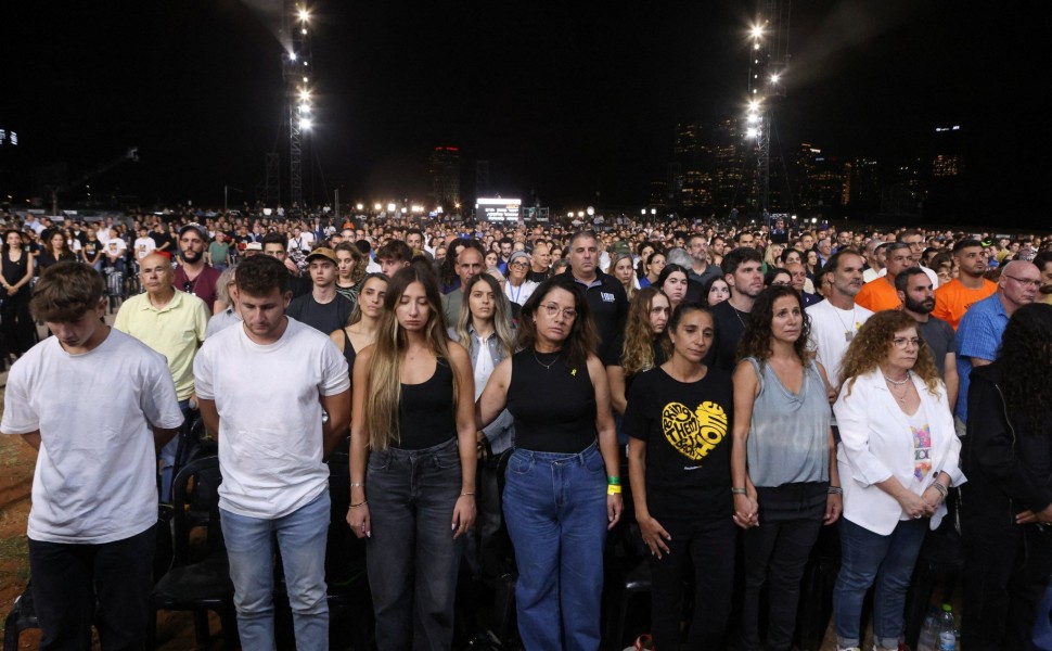 Πολίτες στη διάρκεια επιμνημόσυνης δέησης στο Τελ Αβιβ, Jim Urquhart/Reuters