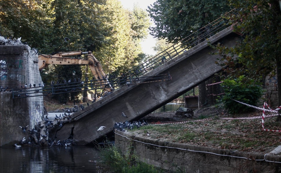 Κατεδάφιση της Γέφυρας Μαρούγγαινας στην πόλη των Τρικάλων/Eurokinissi