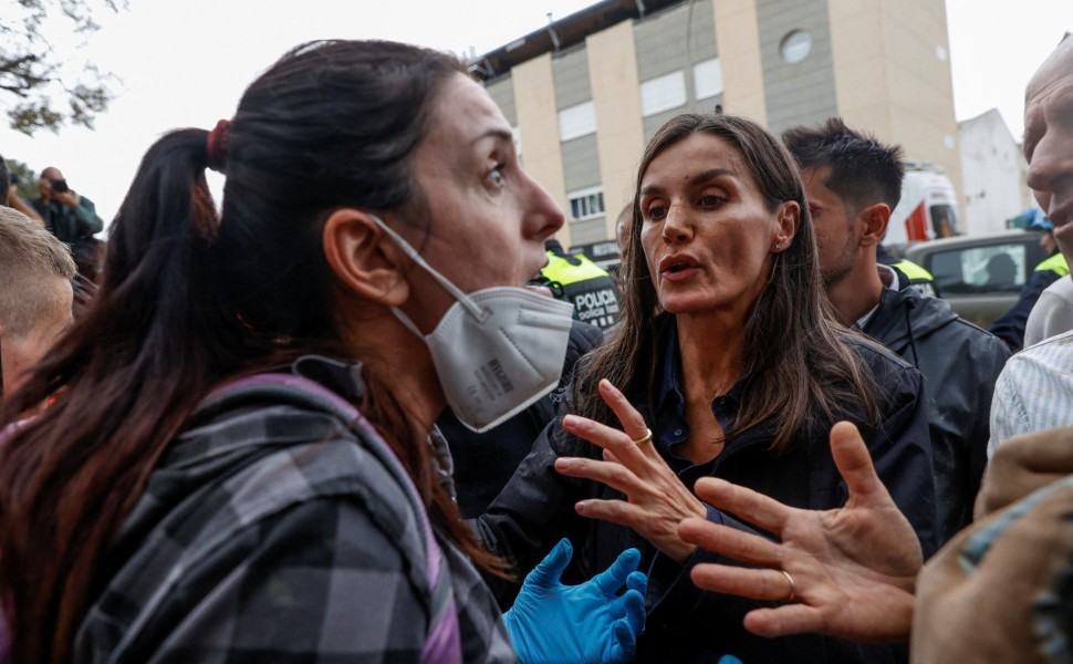 Η βασίλισσα Λετίθια συνομιλεί με κατοίκους στη Βαλένθια μετά τις καταστροφικές πλημμύρες / Reuters