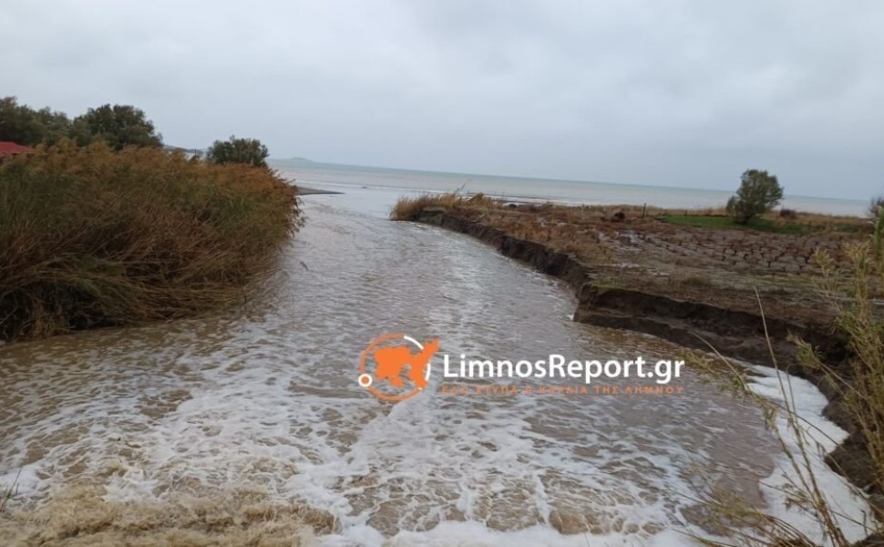 Υπερχείλιση χειμάρρου στην παραλία Εβγάτη στη Λήμνο/Limnosreport