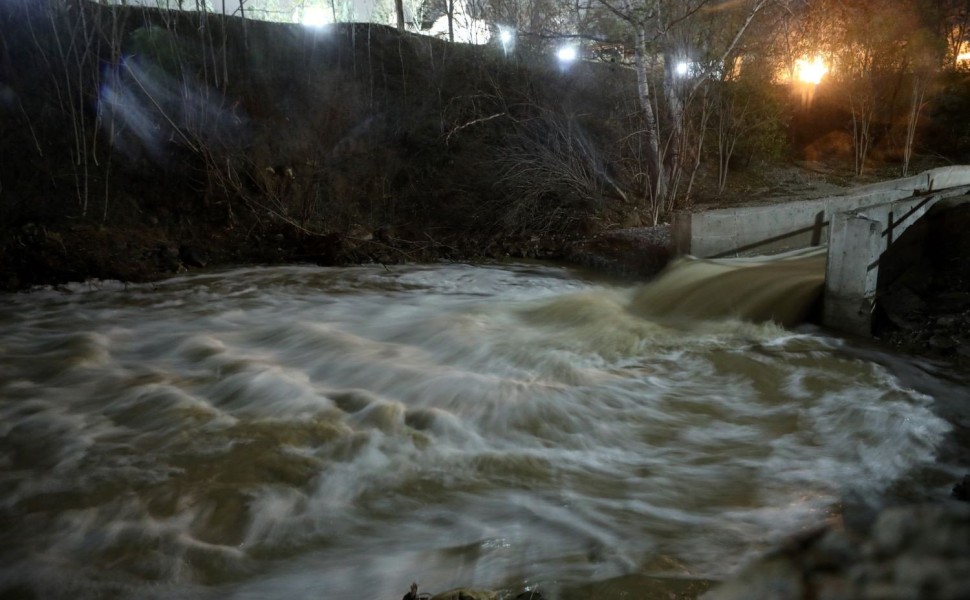 Τα νερά μπήκαν στη σιδηροδρομική σήραγγα των Τεμπών/INTIME