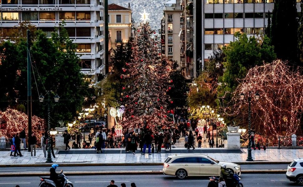 Το χριστουγεννιάτικο δέντρο στην Πλατεία Συντάγματος / Eurokinissi