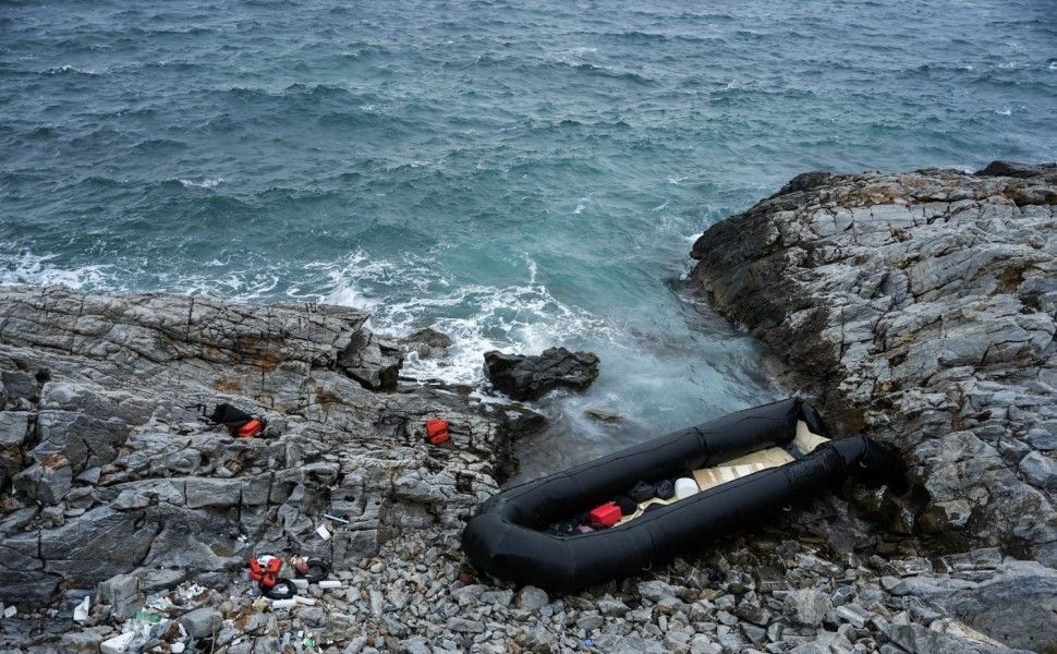 Φωτό αρχείου από βάρκα με μεταν΄σστες που ξεβράστηκε σε βράχια/EUROKINISSI