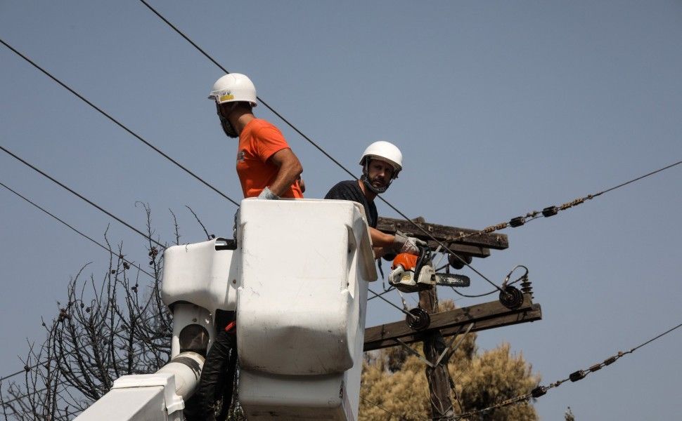 Τεχνικοί επισκευάζουν κολόνα ηλεκτρικού ρεύματος / Eurokinissi