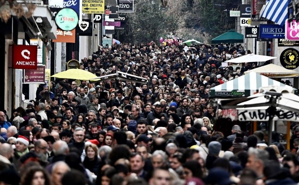 Το αδιαχώρητο επικράτησε στην οδό Ερμού όπου χιλιάδες πολίτες έκαναν τα τελευταία τους ψώνια για την Πρωτοχρονιά/INTIME