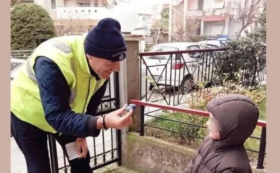 Ο αστυνομικός παραδίδει στον μικρούλη το αυτοκινητάκι του/AVESERRES.GR