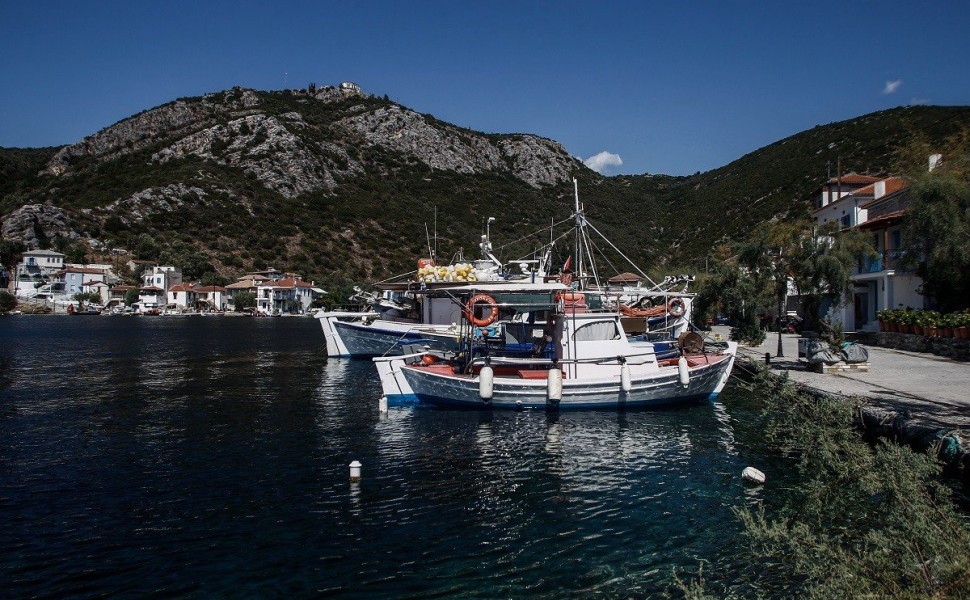 Χτισμένη στο νοτιότερο άκρο της χερσονήσου του Πηλίου, σε απόσταση 75 χλμ. από το Βόλο, η Αγία Κυριακή είναι το επίνειο του χωριού Τρίκερι. Ο παραδοσιακός οικισμός άρχισε να δημιουργείται το 1785 και πήρε το όνομά του από την εκκλησία της Αγίας Κυριακής π