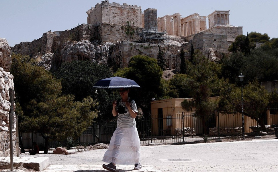 Στιγμιότυπο από την είσοδο του αρχαιολογικού χώρου της Ακρόπολης το μεσημέρι της Παρασκευής 14 Ιουλίου 2023. Κλειστή παρέμεινε με απόφαση του υπουργείου Πολιτισμού η Ακρόπολη από τις 12:00 έως τις 17:00 το απόγευμα της Παρασκευής λόγω του καύσωνα με το όν