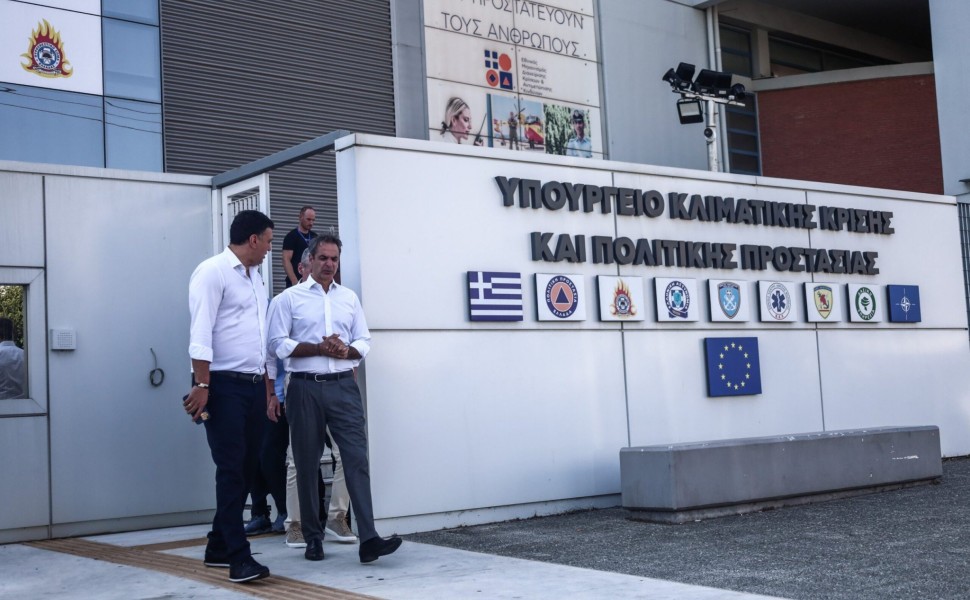 Επίσκεψη του Πρωθυπουργού Κυριάκου Μητσοτάκη στο Συντονιστικό Κέντρο Επιχειρήσεων της Πολιτικής Προστασίας, Τρίτη 18 Ιουλίου 2023. 
(ΚΩΣΤΑΣ ΤΖΟΥΜΑΣ/EUROKINISSI)