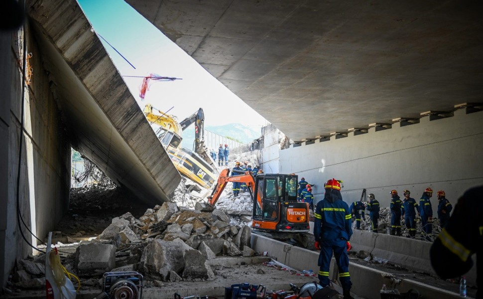 Κατάρρευση τμήματος γέφυρας στην περιμετρική οδό στην είσοδο της πόλης της Πάτρας, στην περιοχή Μποζαϊτικα.Πληροφορίες αναφέρουν ένα νεκρό μέχρι τώρα και εγκλωβισμένους στα συντρίμμια, γίνονται προσπάθειες από την πυροσβεστική για τον εντοπισμό και τον απ