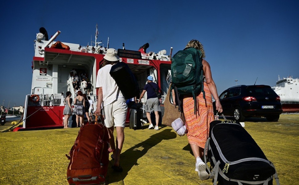 Στιγμιότυπο από το λιμάνι του Πειραιά, Σάββατο 29 Ιουλίου 2023. Η έξοδος των αδειούχων κορυφώνεται, με τα πλοία να αναχωρούν γεμάτα από τα λιμάνια. Αυξημένη καταγράφεται από νωρίς το πρωί η κίνηση στο λιμάνι, καθώς βρίσκεται σε εξέλιξη η μεγάλη έξοδος των