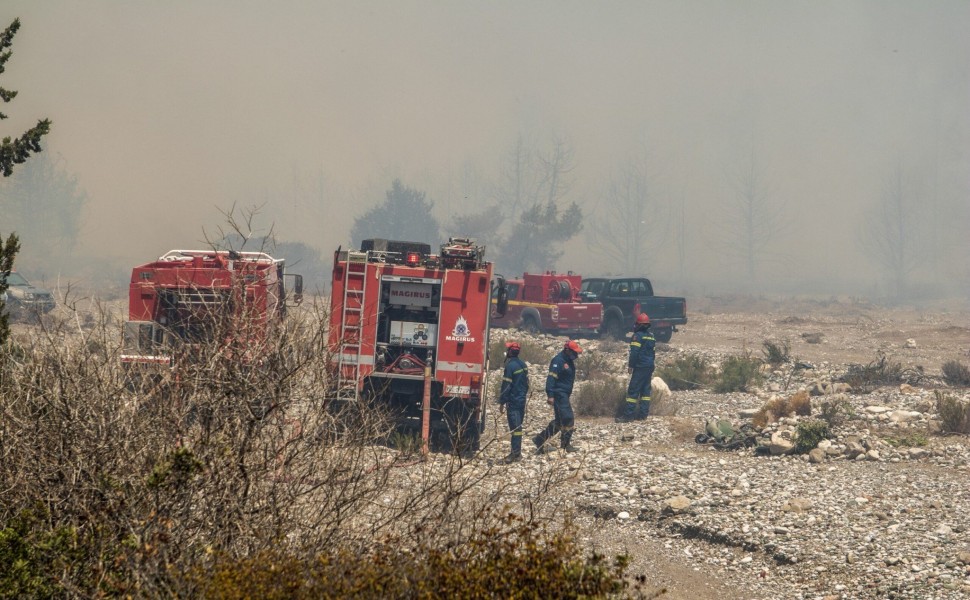 Συνεχίζεται για έβδομη ημέρα η μεγάλη πυρκαγιά στα Νότια του νησιού της Ρόδου. Συνεχείς αναζωπυρώσεις και μεγάλες καταστροφές. Στιγμιότυπο από το Βάτι, Τρίτη 25 Ιουλίου 202.
(ΛΕΥΤΕΡΗΣ ΔΑΜΙΑΝΙΔΗΣ/EUROKINISSI)