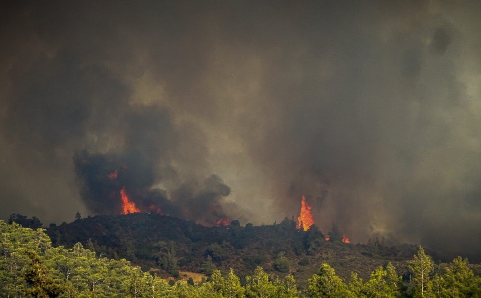 Μεγάλη  πυρκαγιά στην Ρόδο μαίνεται μέχρι αυτήν την ώρα ανεξέλεγκτη, στιγμιότυπα από τις κοινότητες Έμπονας και Απόλλωνας, Τετάρτη 19 Ιουλίου 2023 (ΑΡΓΥΡΗΣ ΜΑΝΤΙΚΟΣ /EUROKINISSI)