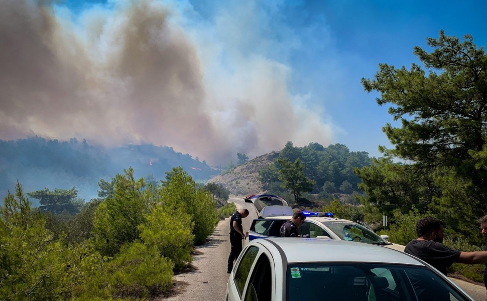 Συνεχίζεται για έβδομη ημέρα η μεγάλη πυρκαγιά στα Νότια του νησιού της Ρόδου. Συνεχείς αναζωπυρώσεις και μεγάλες καταστροφές σε σπίτια και επιχειρήσεις. Στιγμιότυπα από την Μαλώνα, Δευτέρα 24 Ιουλίου 2023   (ΛΕΥΤΕΡΗΣ ΔΑΜΙΑΝΙΔΗΣ/EUROKINISSI)